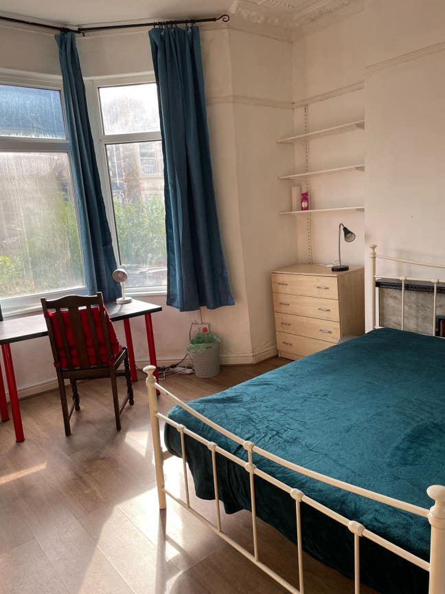  Large Room - Students Only! Bills Included!! Main Photo