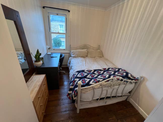 Bright Double Room Available - East Putney Main Photo