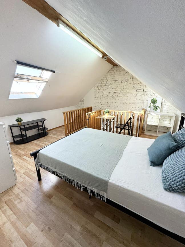 Fantastic Loft Ready to Move in Close to Station Main Photo