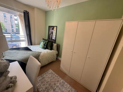 🚀 Greenwich | Brand New Bedroom + Tv | Available  Main Photo