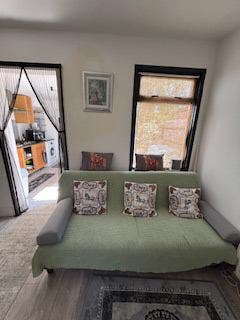 Lovely single bedroom in shared house 3 minute wal Main Photo