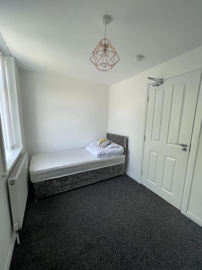 2 x Single Bedrooms. Furnished. Bills inc. OL9 Main Photo