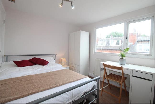 A second floor, off-suite Kirkstall room available Main Photo