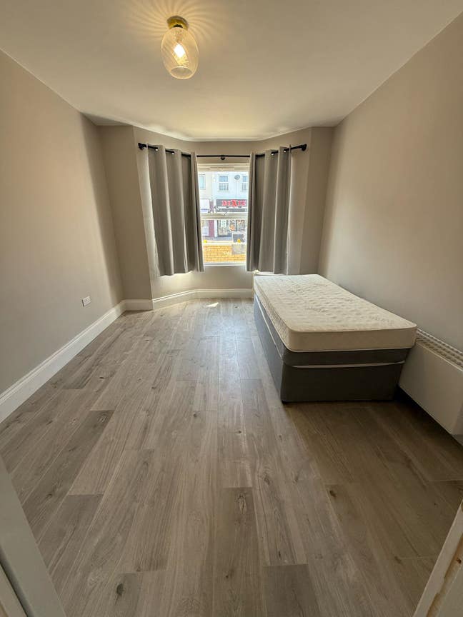 Beautiful Large Studio Flat  for Rent in Feltham Main Photo