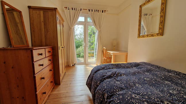 Bright & spacious garden bedroom in friendly house Main Photo