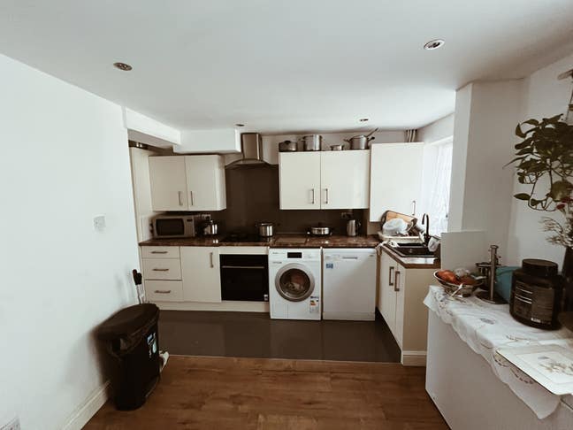 Double Room available asap Main Photo