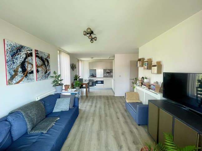 Modern double bedroom & bathroom in Zone 2 Main Photo