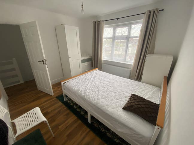 Spacious double bedroom with additional space Main Photo