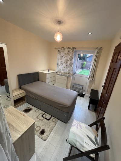 Spacious Furnished Room with Private En-Suite Main Photo