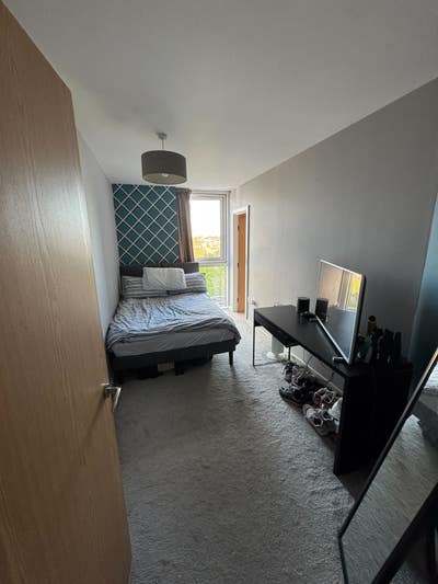 Double Room with walk-in wardrobe and own bathroom Main Photo