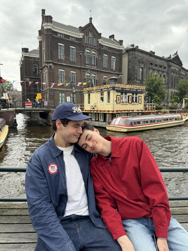 Friendly couple looking for a flat/house share  Main Photo