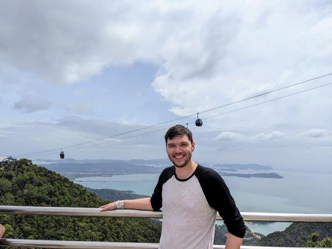 Professional guy seeking house share Main Photo