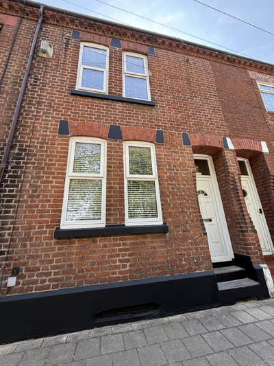 All Women Room with EnSuite in Runcorn Town Centre Main Photo