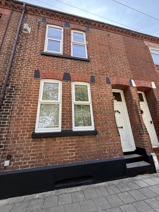 All Women Room with EnSuite in Runcorn Town Centre Main Photo
