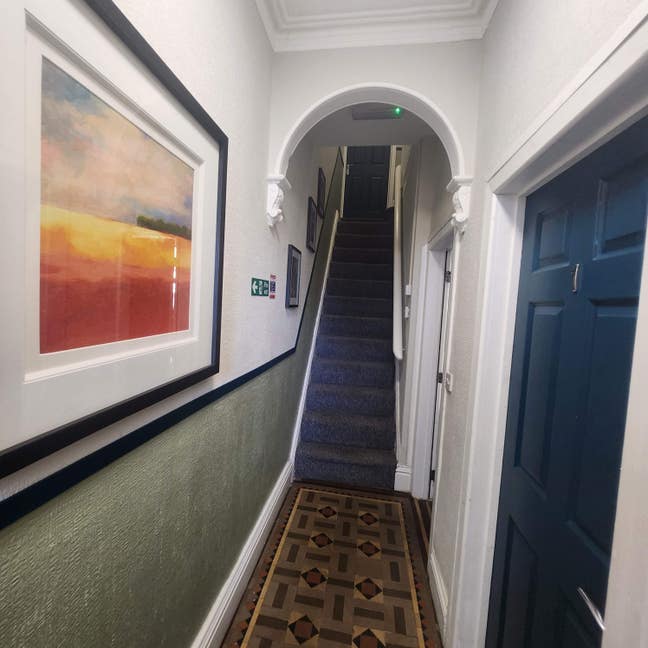 Light, bright, warm room in shared house. Central Main Photo