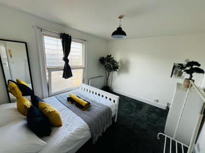2 Rooms Available Now Close To Whitechapel Station Main Photo