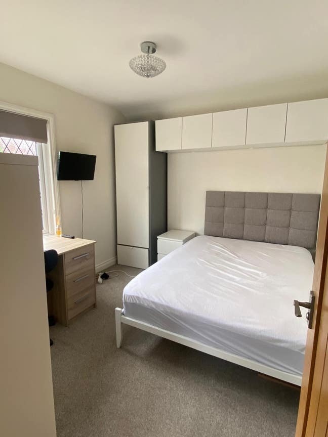Spacious Double Room with Private En-Suite  Main Photo