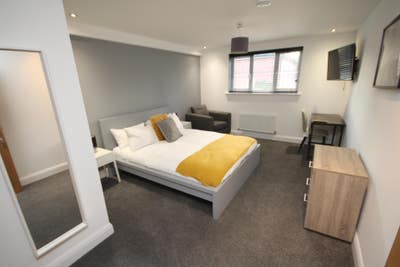 The Gatehouse Fully Furnished king size Ensuite Rm Main Photo
