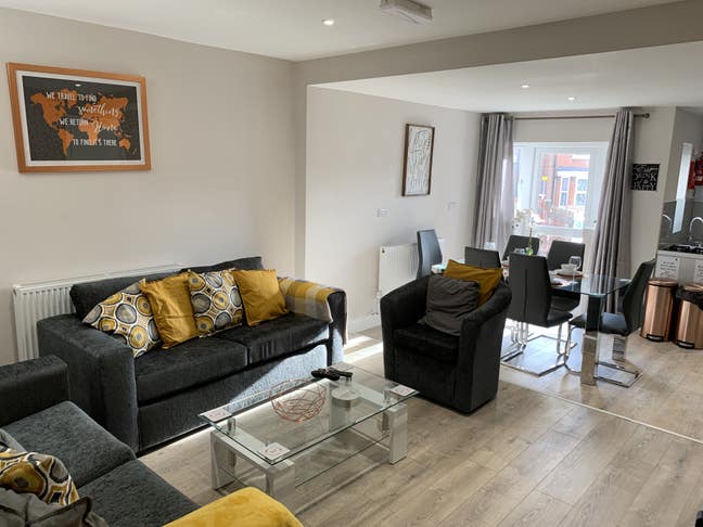 Small Double Ensuite Room Available NOW Main Photo