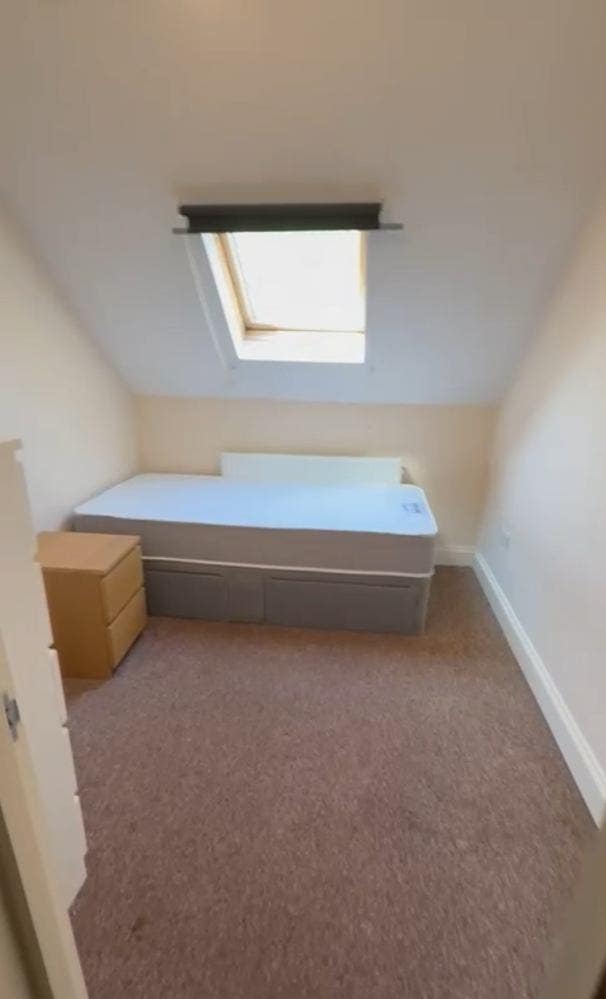 Cozy Single Room Available – Redhill Centre Main Photo