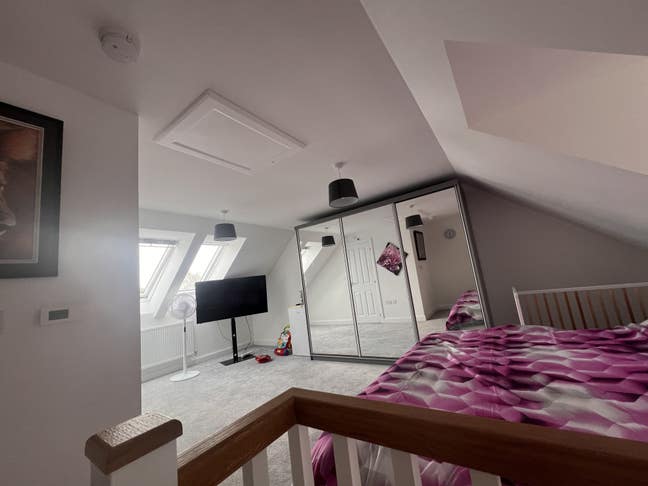 Luxurious / Spacious Ensuite  Main Photo