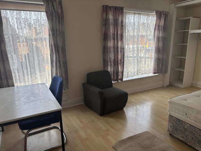 Large single room in furnished shared house Main Photo