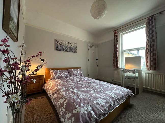 Large double room in professional house share Main Photo