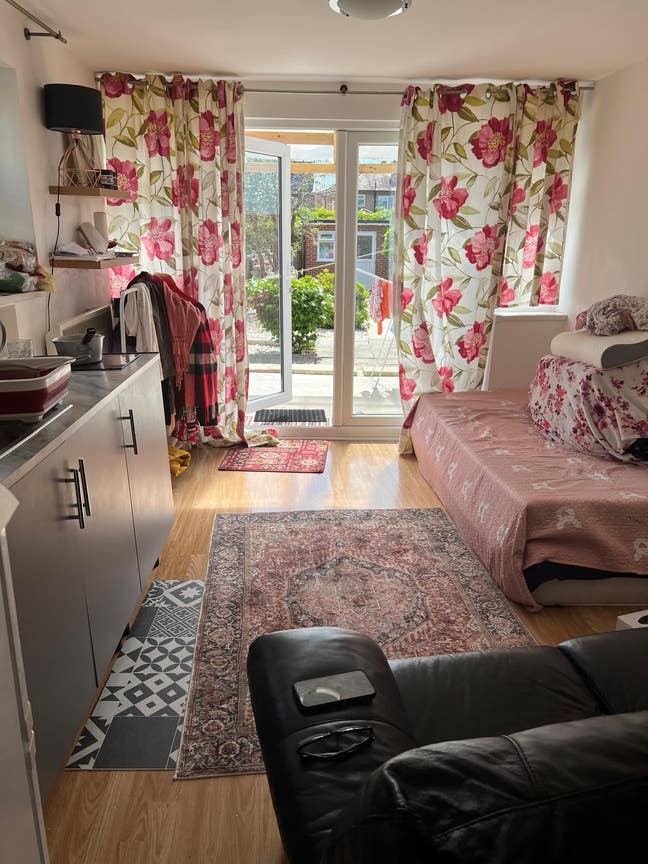 Studio flat available in UB4 8DS Main Photo