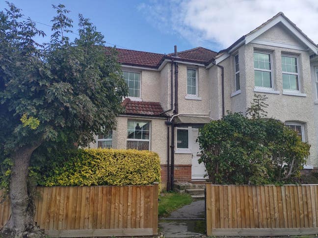 Lovely double room in clean quiet shared house Main Photo