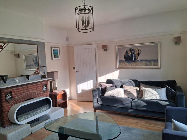 A recently modernised family home in pleasant area Main Photo