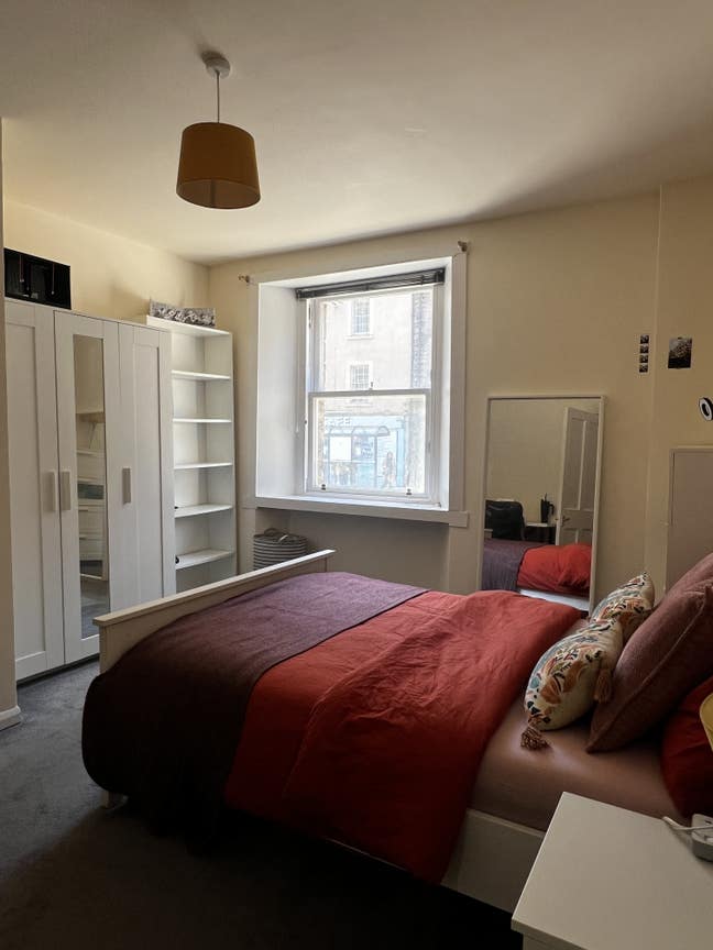 Spacious double room near the Meadows  Main Photo