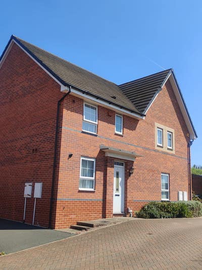Spacious  Double Room Available – Darlaston Main Photo