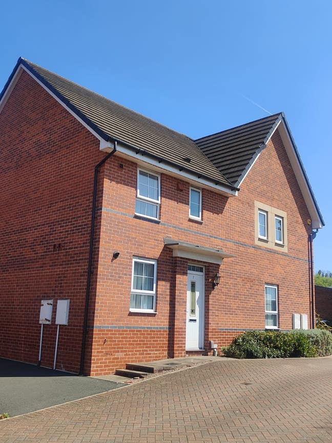 Spacious  Double Room Available – Darlaston Main Photo