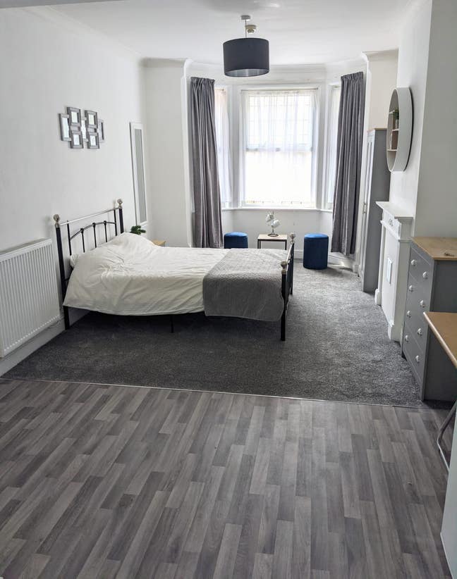 Large Studio, Recently Refurbished, Bills Included Main Photo