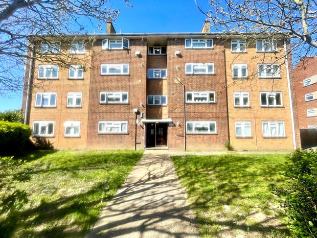 Spacious 3-Bed Flat in Feltham Close to Station Main Photo