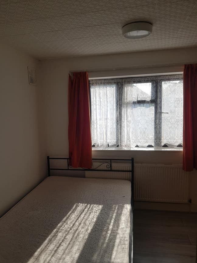 Large double bedroom available for rent. Main Photo