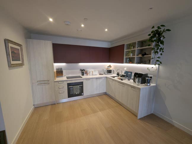 Modern double room available - Poplar (2 bed flat) Main Photo