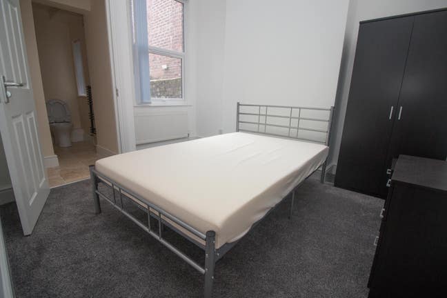 1 Double En Suite Room in L6 Area! Main Photo