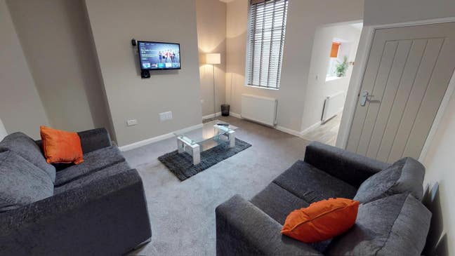 Excellent rooms available - on street parking  Main Photo