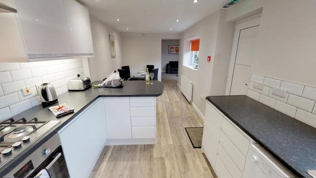 Excellent rooms available - on street parking  Main Photo
