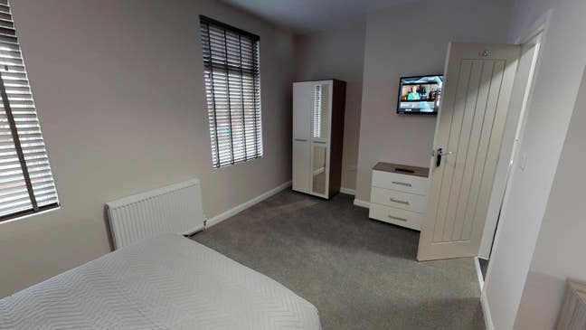 Excellent rooms available - on street parking  Main Photo