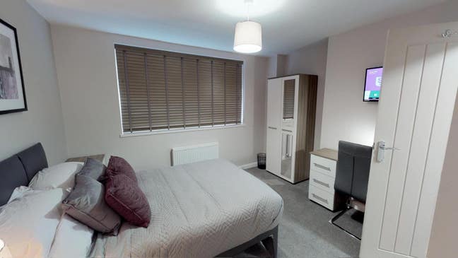 Excellent rooms available - on street parking  Main Photo