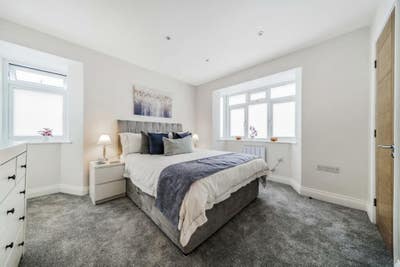 Modern Ensuite Room in Beautiful East Acton House Main Photo
