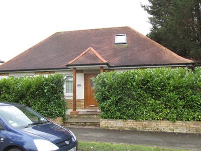 Double room with en-suite in Hinchley Wood Main Photo