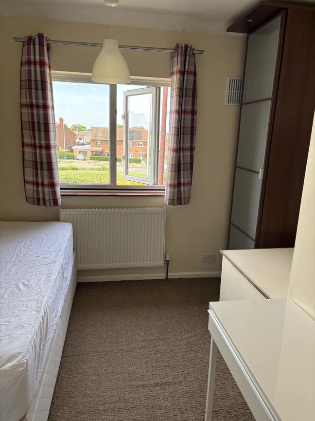 Single room in lovely home Main Photo