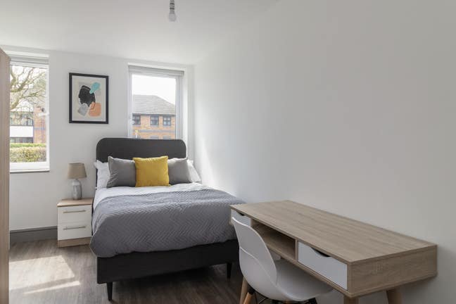 *City Living: 1-Bed Flatshare near Shopping Centre Main Photo