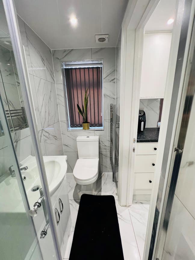 Spacious Self Contained Studio Available - Hayes Main Photo