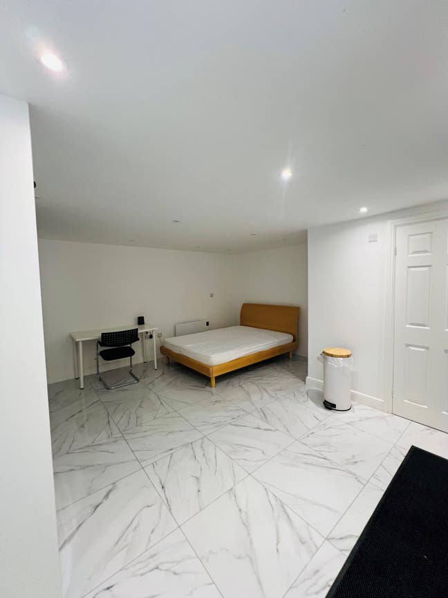 Spacious Self Contained Studio Available - Hayes Main Photo