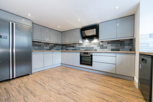 Unreal 6 bed ensuite on Lumley Avenue Main Photo