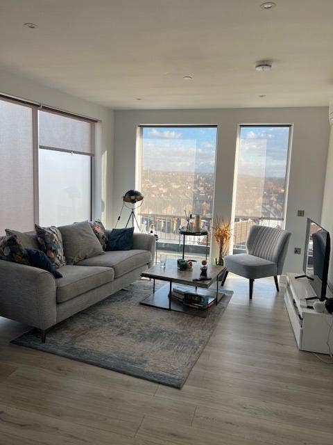 Double room available in top floor apartment Main Photo